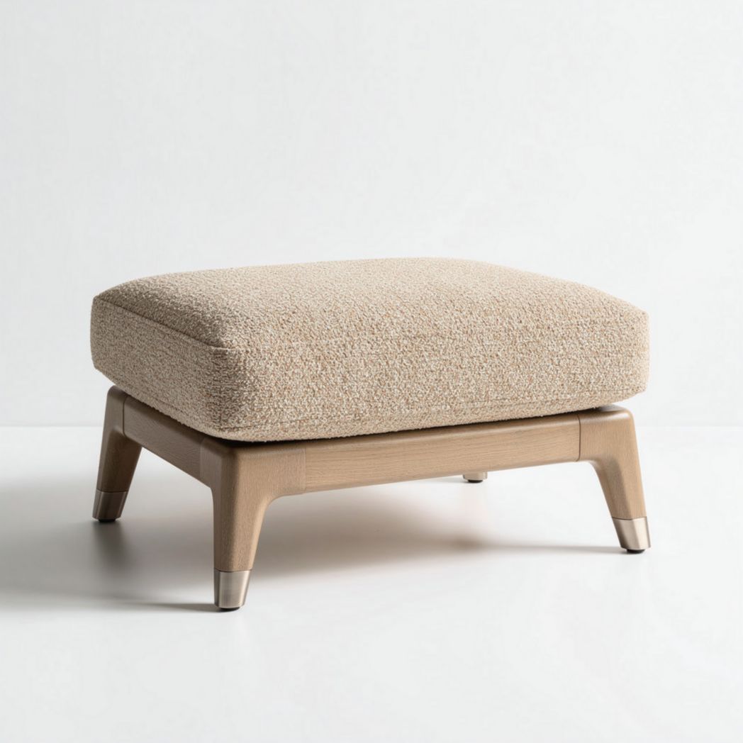 Voorkeurs poef in beige stof met houten poten 80 x 60 x 35cm